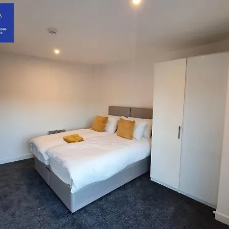 Perfect For Corporate & Contractors, 5 Beds, 2 Bath, Free Parking & Wifi, Monthly Offers Apartment Leeds (West Yorkshire)