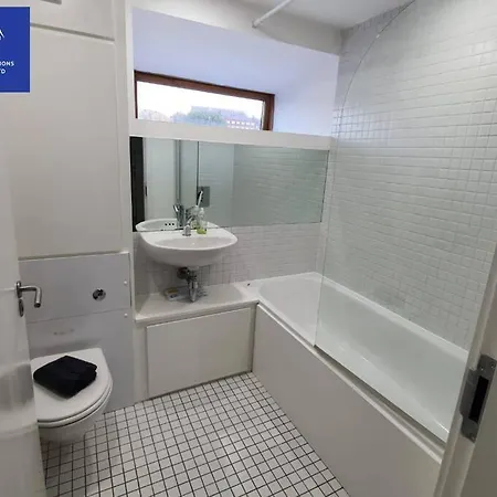 Perfect For Corporate & Contractors, 5 Beds, 2 Bath, Free Parking & Wifi, Monthly Offers Leeds (West Yorkshire)