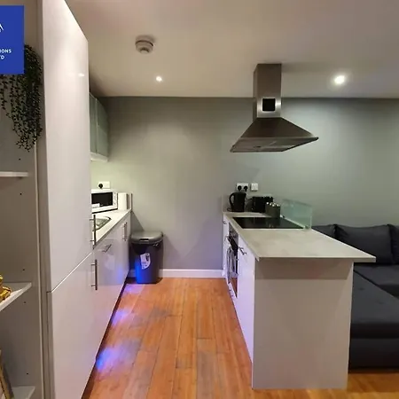 Perfect For Corporate & Contractors, 5 Beds, 2 Bath, Free Parking & Wifi, Monthly Offers *