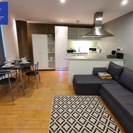 Perfect For Corporate & Contractors, 5 Beds, 2 Bath, Free Parking & Wifi, Monthly Offers Lejlighed